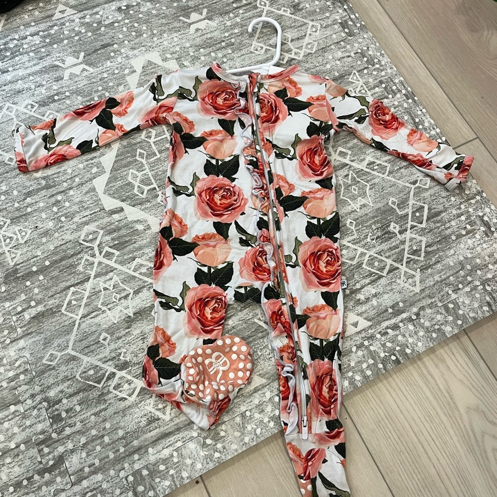 Bums and Roses Ruffle footie - Picture 1 of 4